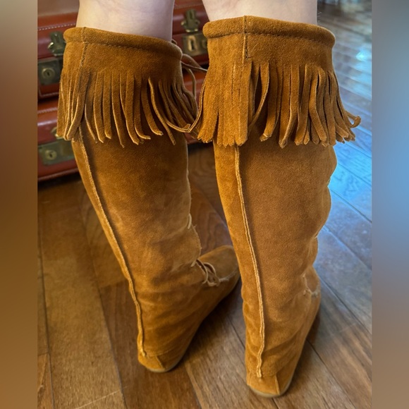 Minnetonka suede fringe lace up boots. Womens size 5 - Picture 9 of 11